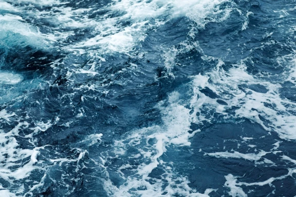 Arbeitgeber zeigt Bewerbern eine Stellenanzeige mit Gehaltsangaben, Symbol für Pay Transparency und modernes Recruiting