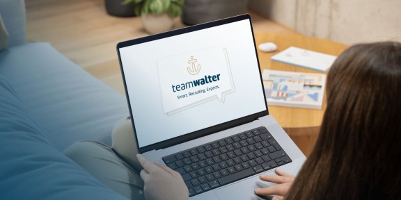 Recruiting-Gespräch im Unternehmen: HR-Managerin stellt kritische Fragen im Bewerbungsgespräch – ehrliches Recruiting, authentische Stellenanzeige, Personalauswahl mit Klartext